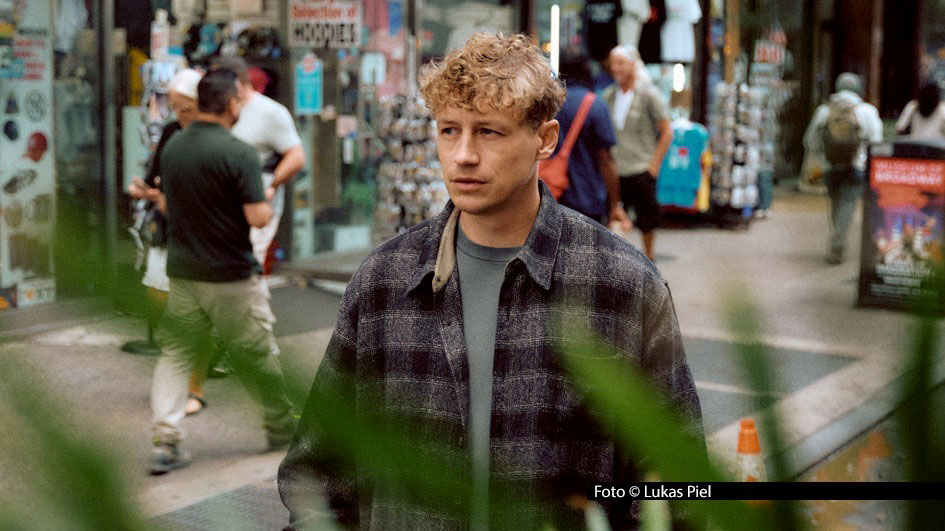 Singer-Songwriter Tim Bendzko hat für den Jahresbeginn 2026 die Veröffentlichung seines sechsten Studioalbums „Alles, nur nicht zurück“ angekündigt. Am 17. Oktober ist der Song „Alles in Bewegung“ als Single-Vorgeschmack erschienen. Dazu gibt’s auch ein in New York gedrehtes Musikvideo. Foto © Lukas Piel