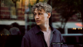 Singer-Songwriter Tim Bendzko steht mit seinem mittlerweile sechsten Studioalbum in den Startlöchern. „Alles, nur nicht zurück“ erscheint am 23. Januar 2026. Bereits jetzt gibt’s den Titelsong als Vorgeschmack auf den gängigen Digitalplattformen und als Musikvideo. Foto: Lukas Piel