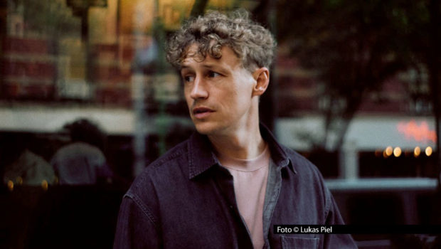 Singer-Songwriter Tim Bendzko steht mit seinem mittlerweile sechsten Studioalbum in den Startlöchern. „Alles, nur nicht zurück“ erscheint am 23. Januar 2026. Bereits jetzt gibt’s den Titelsong als Vorgeschmack auf den gängigen Digitalplattformen und als Musikvideo. Foto: Lukas Piel