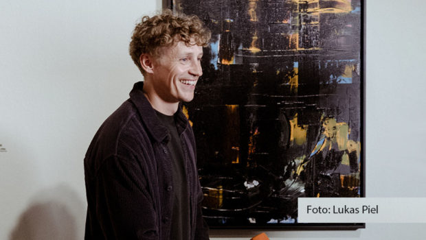 Am Freitag, den 25. August lädt Bettina Böttinger im WDR wieder zum „Kölner Treff“ ein. Im Studio begrüßt die Moderatorin u.a. den Musiker und Künstler Tim Bendzko, den Schauspieler Ingolf Lück, die Schauspielerin Sonja Kirchberger sowie den Sänger Sasha mit seiner Ehefrau Julia Röntgen. (Foto: Lukas Piel)