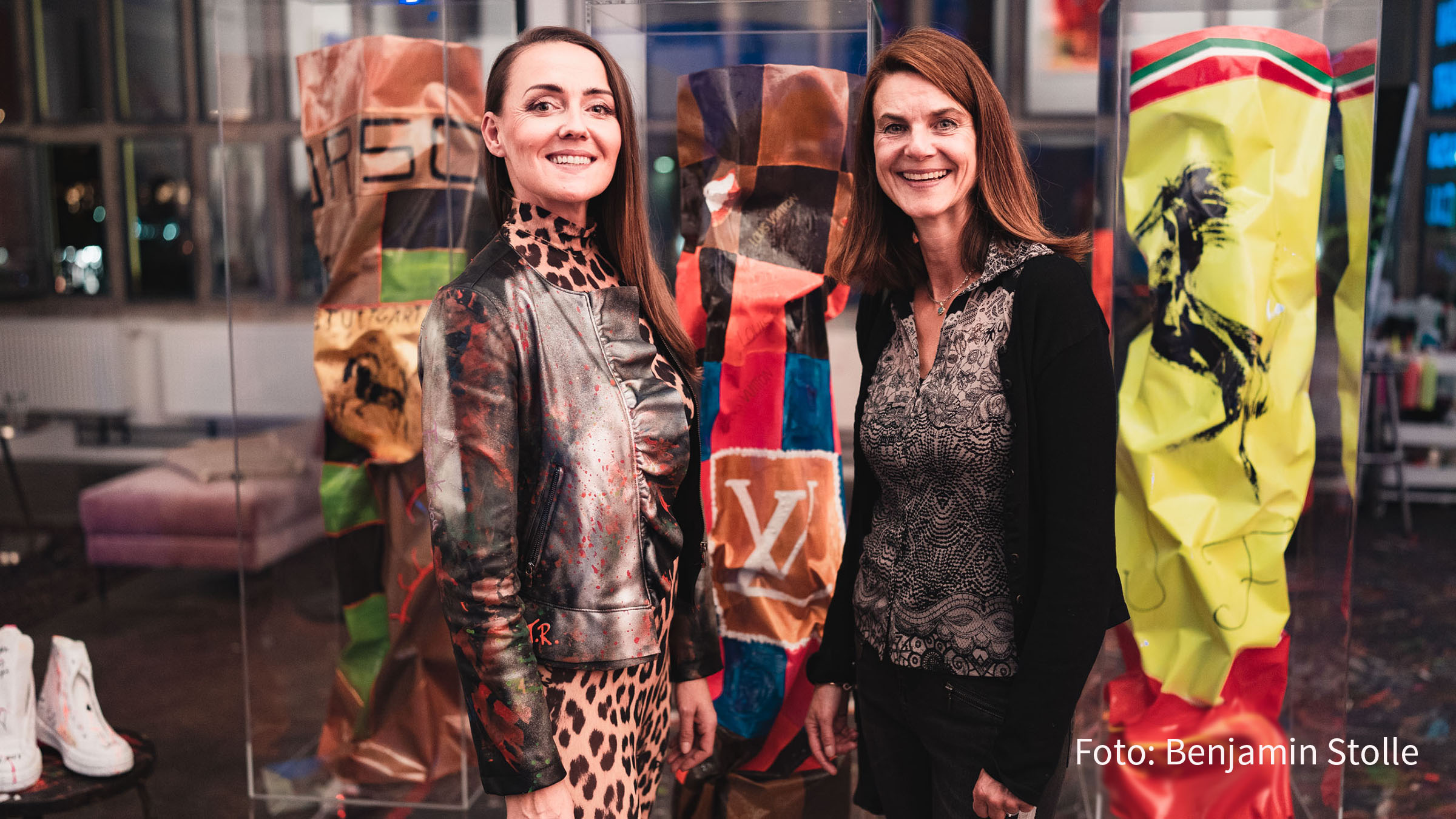 Am Wochenende präsentierte die Künstlerin Tina Reichel in ihrem Erfurter Studio ihre neuen Arbeiten. Miriam Sommer (Head of kickartmanagement) und zahlreiche internationale Gäste sahen u.a. die exklusive Preview von Reichels „Cocoons“. Im November geht’s nach Dresden und Dubai. (Foto: Benjamin Stolle)