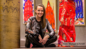 Die Erfurter Künstlerin Tina Reichel ist die einzige deutsche Künstlerin, deren Werke im Kontext der EXPO 2021/22 in Dubai gezeigt werden. Zudem sind ihre neuesten Arbeiten noch bis zum 15. Dezember im Dresdener Restaurant „Kastenmeiers“ im Grand Hotel Taschenbergpalais zu sehen. (Foto: Michael Schmidt)