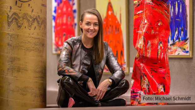 Die Erfurter Künstlerin Tina Reichel ist die einzige deutsche Künstlerin, deren Werke im Kontext der EXPO 2021/22 in Dubai gezeigt werden. Zudem sind ihre neuesten Arbeiten noch bis zum 15. Dezember im Dresdener Restaurant „Kastenmeiers“ im Grand Hotel Taschenbergpalais zu sehen. (Foto: Michael Schmidt)