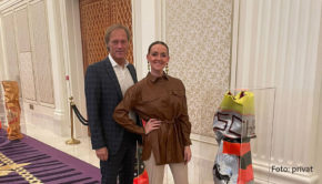 Tina Reichel stellt als einzige deutsche Künstlerin im Kontext der EXPO 2021/22 in Dubai aus. Am gestrigen Montag stand zum Auftakt das „German Technology Forum“ auf dem Programm. Moderiert wurde das Ganze von Gerhard Delling. (Foto: privat)