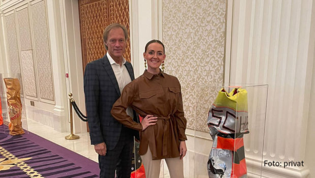 Tina Reichel stellt als einzige deutsche Künstlerin im Kontext der EXPO 2021/22 in Dubai aus. Am gestrigen Montag stand zum Auftakt das „German Technology Forum“ auf dem Programm. Moderiert wurde das Ganze von Gerhard Delling. (Foto: privat)