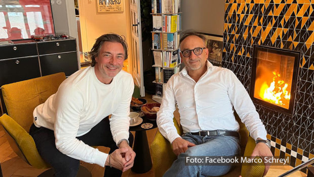 Am 22. Mai sendet der Radiosender WDR 5 eine neue Ausgabe des „Tischgesprächs“ mit Marco Schreyl. Diesmal stattet der Moderator dem Bestsellerautor Daniel Speck ein Besuch in seinem Münchener Arbeitszimmer ab. Das gesamte Gespräch gibt’s bereits jetzt schon auf wdr.de zum Nachhören. (Foto: Facebook/Marco Schreyl)