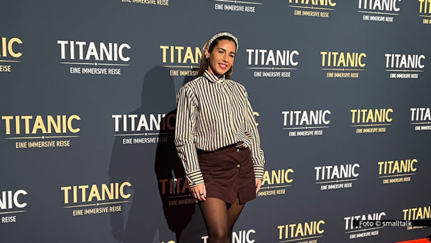 Ab dem 7. Februar steht die Ausstellung „Titanic: Eine Immersive Reise“ in Köln-Ehrenfeld für alle Besucherinnen und Besucher offen. Zahlreiche prominente Gäste wie Sängerin Sarah Engels erlebten die multimediale Inszenierung der Titanic-Geschichte bereits am Vorabend bei einer feierlichen Eröffnung. (Foto: smalltalk)