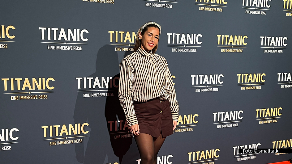 Ab dem 7. Februar steht die Ausstellung „Titanic: Eine Immersive Reise“ in Köln-Ehrenfeld für alle Besucherinnen und Besucher offen. Zahlreiche prominente Gäste wie Sängerin Sarah Engels erlebten die multimediale Inszenierung der Titanic-Geschichte bereits am Vorabend bei einer feierlichen Eröffnung. (Foto: smalltalk)