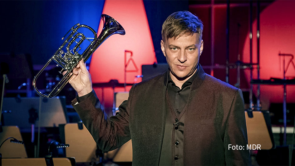 Er kann auch Musik: Zu Weihnachten präsentierte Tom Wlaschiha die TV-Fassung des DDR-Klassikers „Die Abenteuer der kleinen Trompete“. 2024 moderiert der „Game of Thrones“-Star die Rückkehr des SemperOpernballs in Dresden. Als Produzent ist erstmals Riverside Entertainment mit an Bord. (Foto: MDR)