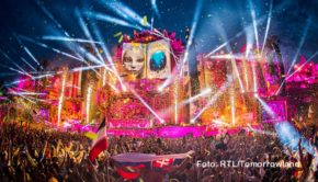 Das Abschlusswochenende des belgischen Tomorrowland steht ab dem heutigen 29. Juli auch bei RTL+ auf dem Programm. Moderator Cornelius Strittmatter präsentiert Live-Übertragungen und Highlight-Special von dem weltbekannten Festival für elektronische Musik. (Foto: RTL/Tomorrowland)