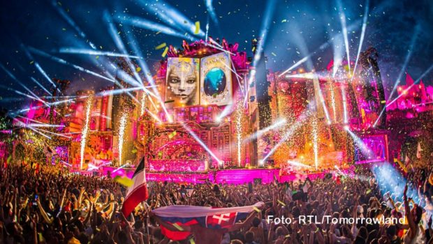 Das Abschlusswochenende des belgischen Tomorrowland steht ab dem heutigen 29. Juli auch bei RTL+ auf dem Programm. Moderator Cornelius Strittmatter präsentiert Live-Übertragungen und Highlight-Special von dem weltbekannten Festival für elektronische Musik. (Foto: RTL/Tomorrowland)