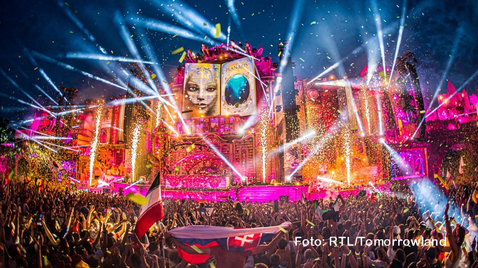 Das Abschlusswochenende des belgischen Tomorrowland steht ab dem heutigen 29. Juli auch bei RTL+ auf dem Programm. Moderator Cornelius Strittmatter präsentiert Live-Übertragungen und Highlight-Special von dem weltbekannten Festival für elektronische Musik. (Foto: RTL/Tomorrowland)