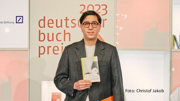 Am 17. Oktober wird die 75. Frankfurter Buchmesse mit Rednerinnen und Redner aus dem Ehrengastland Slowenien offiziell eröffnet. Bereits am Vorabend ging der Deutsche Buchpreis 2023 an Tonio Schachinger. Der Österreicher wurde für seinen zweiten Roman „Echtzeitalter“ geehrt. (Foto: Christof Jakob)
