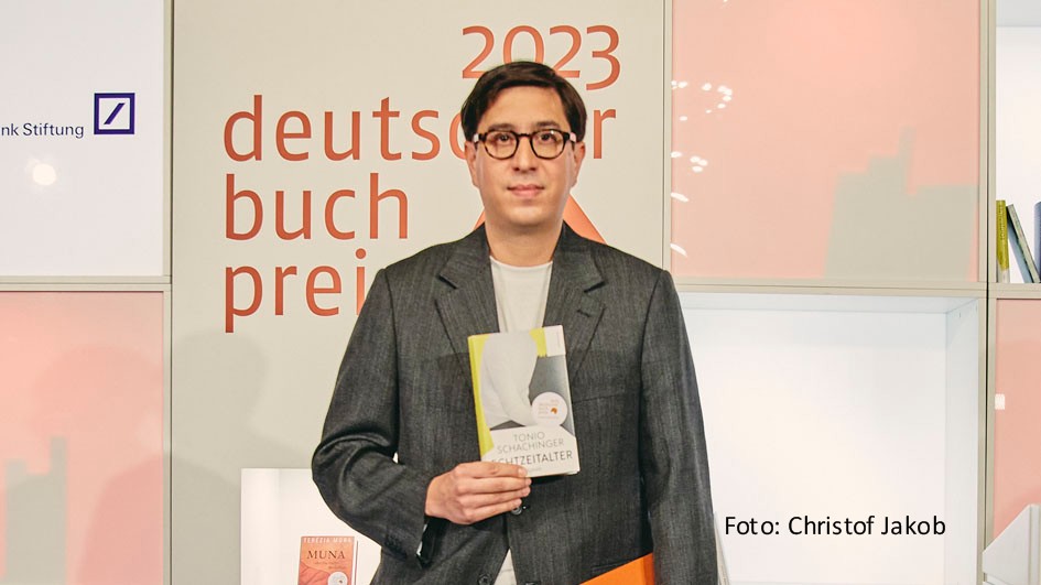 Am 17. Oktober wird die 75. Frankfurter Buchmesse mit Rednerinnen und Redner aus dem Ehrengastland Slowenien offiziell eröffnet. Bereits am Vorabend ging der Deutsche Buchpreis 2023 an Tonio Schachinger. Der Österreicher wurde für seinen zweiten Roman „Echtzeitalter“ geehrt. (Foto: Christof Jakob)