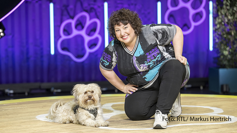Gemeinsam mit dem besten Freund des Menschen für einen guten Zweck kämpfen: Dieser Herausforderung stellen sich am 11. August gleich 14 prominente Hundebesitzerinnen und -besitzer in einer Spezialausgabe von „Top Dog Germany“ bei RTL. Mit dabei sind u.a. Meltem Kaptan und ihr Havaneser-Mix Chino. (Foto: RTL/ Markus Hertrich)