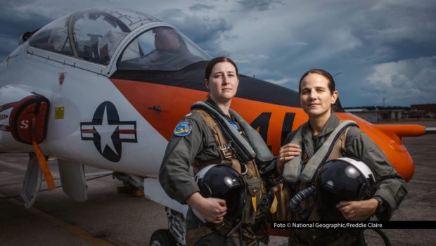 Am 22. September feiert bei National Geographic die neue Doku-Serie „Top Guns: Die nächste Generation“ Premiere. In sechs Episoden begleitet das TV-Publikum hautnah den Weg junger Auszubildenden, die in der Elite-Kampfpilotenschule der U.S. Navy zu echten Top-Piloten ausgebildet werden. Foto © National Geographic/Freddie Claire