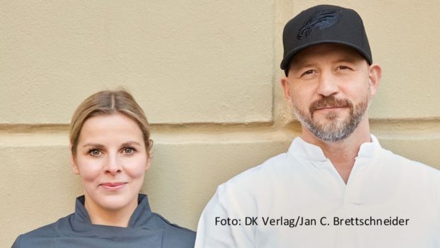 Mit ihrem aktuellen Werk „Tortenmanufaktur“ konnten sich Christian Hümbs und Johanna Behrends bei der Verleihung des Deutschen Kochbuchpreises 2023 in der Kategorie „Backen“ durchsetzen. Für Top-Patissier Hümbs war es bereits die zweite Auszeichnung in der Geschichte des noch jungen Preises. (Foto: DK Verlag/Jan C. Brettschneider)