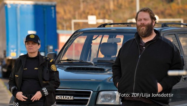 Die mit deutscher Beteiligung produzierte isländische Thriller-Reihe „Trapped“ geht nun im Free-TV in die dritte Staffel. Das ZDF zeigt den Dreiteiler ab 24. Februar in der Mediathek und ab 5. März linear. Hauptrollen spielen u.a. Ólafur Darri Ólafsson, Ilmur Kristjánsdóttir und „Der Rausch“-Star Thomas Bo Larsen. (Foto: ZDF/Lija Jonsdottir)