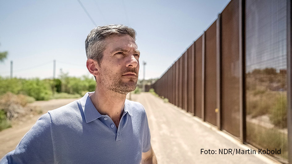 Am Montag, dem 31. Oktober zeigt das Erste die Dokumentation „Trump, Biden, meine US-Familie und ich“ von und mit dem „Tagesthemen“-Moderator Ingo Zamperoni. Zuvor ist der Journalist am morgigen Abend in der Radio Bremen-Talkshow „3nach9“ zu Gast. (Foto: NDR/Martin Kobold)
