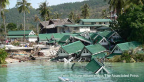 Vor 20 Jahren zerstörte ein gewaltiger Tsunami die Küsten Indonesiens, Thailands, Sri Lankas und der Malediven. Rund eine Viertelmillion Menschen kamen dabei ums Leben. Mit der vierteiligen Serie „Tsunami: Wettlauf gegen die Zeit“ erinnert der Doku-Sender National Geographic an die Katastrophe. (Foto: Picture Alliance/dpa/The Associated Press)