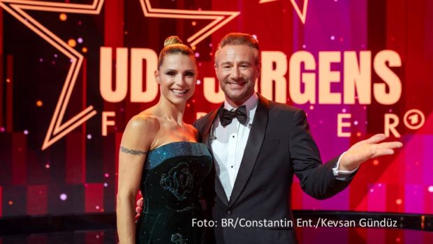 Anlässlich des 90. Geburtstags von Udo Jürgens würdigen ARD, ORF und SRF den 2014 verstorbenen Sänger am 23. Dezember mit der großen Primetime-Show „Udo Jürgens Forever“. Durch den prominent besetzten Abend führen Michelle Hunziker und Sasha. (Foto: BR/Constantin Entertainment/Kevsan Gündüz)