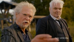 Die 20. Ausgabe des „achtung berlin“ Filmfestival startet am 10. April. Unter den dafür ausgewählten Filmen und Serien, in denen Berlin oder Brandenburg eine besondere Rolle spielen, ist auch die von TV-Talkmasterin Sandra Maischberger mitproduzierte Tragikomödie „Überleben in Brandenburg“. (Foto: UCM.One)