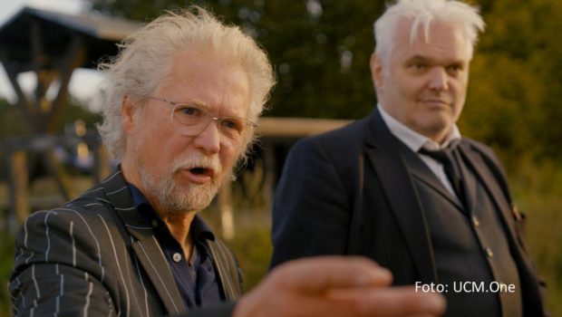 Die 20. Ausgabe des „achtung berlin“ Filmfestival startet am 10. April. Unter den dafür ausgewählten Filmen und Serien, in denen Berlin oder Brandenburg eine besondere Rolle spielen, ist auch die von TV-Talkmasterin Sandra Maischberger mitproduzierte Tragikomödie „Überleben in Brandenburg“. (Foto: UCM.One)