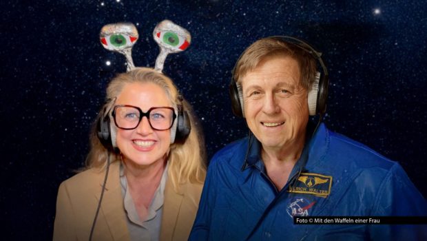 Barbara Schöneberger hat in der Finalfolge ihres Podcast-Sommerspezials den Wissenschaftler Prof. Ulrich Walter zu Gast. Als Astronaut verbrachte er 1993 zehn Tage im All. Das gesamte Gespräch gibt‘s ab sofort überall zum Nachhören. Foto © Mit den Waffeln einer Frau
