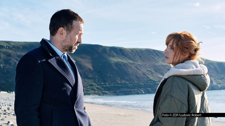 Die in Wales spielende Krimiserie „Under Salt Marsh – Tod in den Salzwiesen“ läuft ab dem 18. Oktober im ZDF, das auch als Koproduzent auftritt. In den Hauptrollen sind Rafe Spall als Ermittler und „Yellowstone“-Star Kelly Reilly als Lehrerin und Ex-Polizistin zu sehen. (Foto © ZDF/Ludovic Robert)