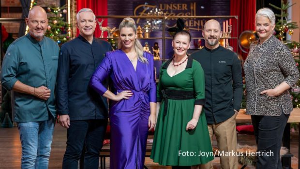 Zur zweiten Ausgabe der Sat.1-Show „Unser Festtagsmenü“ begrüßen die Moderatorinnen Angelina Kirsch und Enie van de Meiklokjes am 8. Dezember die „The Taste“-Coaches Frank Rosin und Alexander Herrmann sowie die „Das große Backen“-Juroren; Christian Hümbs und Bettina Schliephake-Burchardt. (Foto: Joyn/Markus Hertrich)