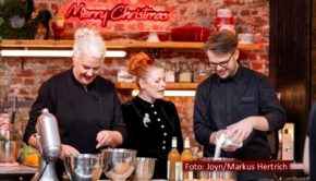 In der abschließenden Ausgabe der Sat.1.Adventsshow „Unser Festtagsmenü“ begrüßt Moderatorin Enie van de Meiklokjes u.a. „Das große Backen“-Jurorin Bettina Schliephake-Burchardt und deren Sohn, den Bäckermeister Julius. Die beiden stellen sich einem weihnachtlichen Tortenduell mit Christian Hümbs und Evelin Blum. (Foto: Joyn/Markus Hertrich)