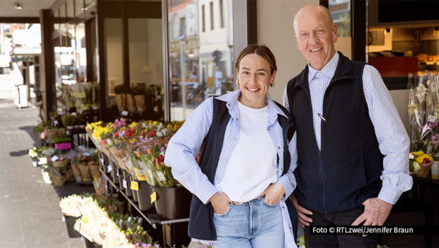 In der neuen Staffel von „Unser Supermarkt – mit Herz und Humor“ startet Realitystar Alessia Herren ab dem 12. Mai ihr Praktikum im Kult-Supermarkt in Köln. Unterstützung bekommt sie u.a. von Marktchef Udo Ridders. Die Reality-Doku läuft montags bis freitags um 16:05 Uhr auf RTLzwei. Foto © RTLzwei/Jennifer Braun