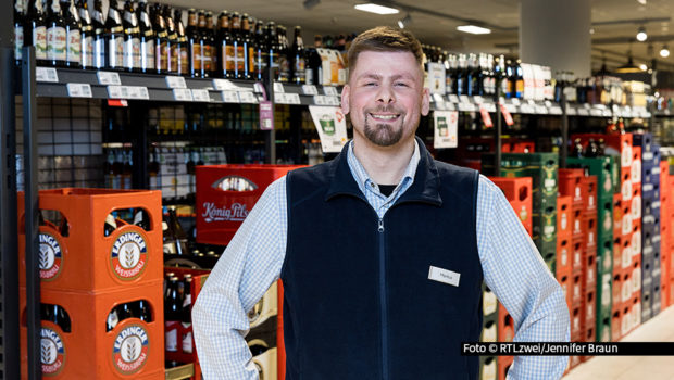 Die Doku-Reihe „Unser Supermarkt – mit Herz und Humor“ startet am 26. Mai bei RTLzwei um 16:05 Uhr in eine neue Sendewoche. Zum Auftakt muss sich Quereinsteiger Markus seiner ersten großen Herausforderung stellen: zu wenig Personal und gleichzeitig zu viel Ware.