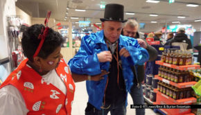 Die Reality-Doku „Unser Supermarkt – mit Herz und Humor“ bei RTLzwei spielt in dieser Woche zur Zeit des Karnevals. Marktchef Udo Ridders und sein Team haben zwar mit einer Krankheitswelle zu kämpfen, lassen sich den Spaß an der Sache aber trotzdem nicht nehmen. Foto © RTLzwei/Brot & Butter Entertain