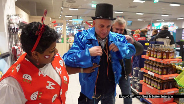 Die Reality-Doku „Unser Supermarkt – mit Herz und Humor“ bei RTLzwei spielt in dieser Woche zur Zeit des Karnevals. Marktchef Udo Ridders und sein Team haben zwar mit einer Krankheitswelle zu kämpfen, lassen sich den Spaß an der Sache aber trotzdem nicht nehmen. Foto © RTLzwei/Brot & Butter Entertain