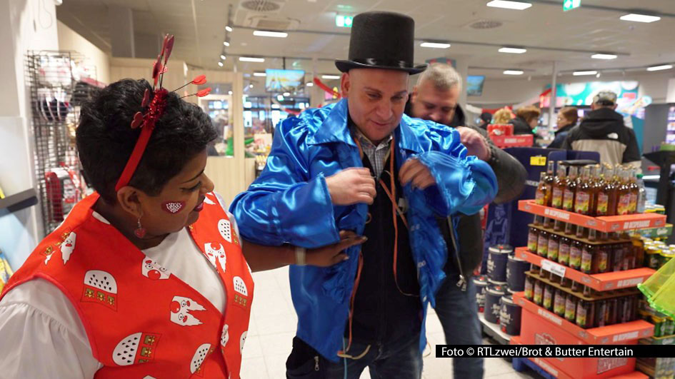 Die Reality-Doku „Unser Supermarkt – mit Herz und Humor“ bei RTLzwei spielt in dieser Woche zur Zeit des Karnevals. Marktchef Udo Ridders und sein Team haben zwar mit einer Krankheitswelle zu kämpfen, lassen sich den Spaß an der Sache aber trotzdem nicht nehmen. Foto © RTLzwei/Brot & Butter Entertain
