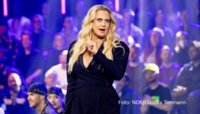 Auch in diesem Jahr führt Barbara Schöneberger wieder durch den „Countdown“ und die „Aftershow“ zum Eurovision Song Contest. Anders als sonst üblich finden die ARD-Rahmenshows diesmal nicht in Hamburg, sondern vor Ort in Liverpool statt. Sie werden auch von ORF und SRF übernommen. (Foto: NDR/Claudia Timmann)