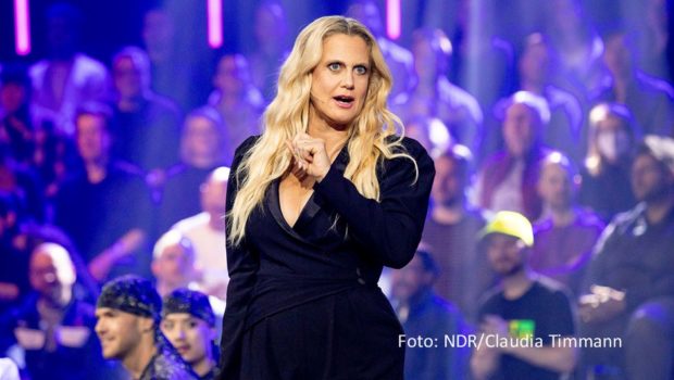 Auch in diesem Jahr führt Barbara Schöneberger wieder durch den „Countdown“ und die „Aftershow“ zum Eurovision Song Contest. Anders als sonst üblich finden die ARD-Rahmenshows diesmal nicht in Hamburg, sondern vor Ort in Liverpool statt. Sie werden auch von ORF und SRF übernommen. (Foto: NDR/Claudia Timmann)