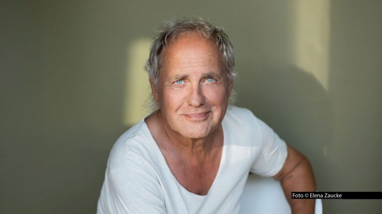 Inselradio Mallorca wird 30. Zum Jubiläum gibt’s eine neue Version der sendereigenen Hymne „Viva la Vida“, gesungen von Wahl-Mallorquiner Uwe Ochsenknecht. Der Song stehe für das Lebensgefühl der Insel, so Senderchef Daniel Vulić. (Foto © Elena Zaucke)
