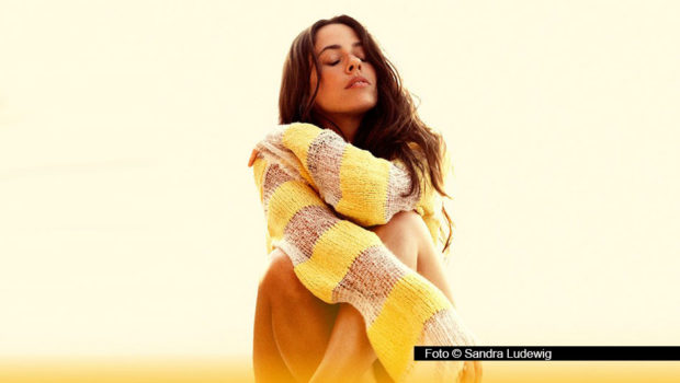 Sängerin Vanessa Mai darf sich in dieser Woche übergleich mehrere Charterfolge freuen. Ihr neues Album „Traumfabrik“ sicherte sich neben Platz acht der offiziellen deutschen Albumcharts auch die Spitzenposition in den deutschen Schlagercharts. Foto © Sandra Ludewig