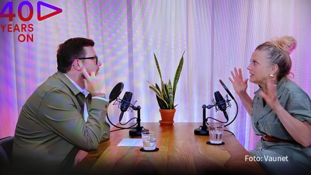 Barbara Schöneberger lässt ihre Karriere Revue passieren und spricht u.a. auch über den Erfolg ihres Radiosenders barba radio. Zu sehen und zu hören ist das launige Gespräch mit DWDL-Chef Thomas Lückerath in einem Video-Podcast des Verbands VAUNET. (Foto: Vaunet)