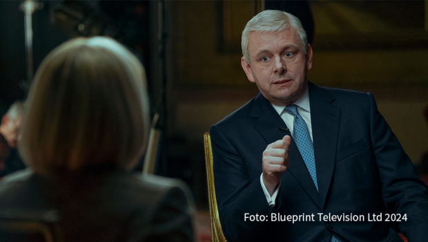 Ein Interview, das weltweit für Schlagzeilen sorgte, steht im Mittelpunkt der britischen Miniserie „A Very Royal Scandal“. Ab dem 1. Dezember können MagentaTV-Zuschauerinnen und -Zuschauer das packende Drama mit Michael Sheen in der Rolle von Prinz Andrew erleben. (Foto: Blueprint Television Ltd 2024)