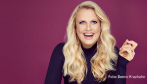 Barbara Schöneberger übernimmt die Moderation des TV-Klassikers „Verstehen Sie Spaß?“. Dabei fühle sie sich wie „ein Rädchen in einem gut geölten System“, so die Entertainerin. Zu sehen ist die SWR-Samstagabendshow morgen um 20:15 Uhr im Ersten, in ORF und SRF. (Foto: Benno Kraehahn)