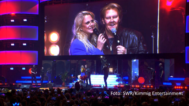 Entertainerin Barbara Schöneberger lädt am 25. März wieder zu „Verstehen Sie Spaß?“ ein. Zu den Gästen der großen SWR-Samstagabendshow im Ersten gehören diesmal u.a. PUR-Frontmann Hartmut Engler, Comedian und Moderator Matze Knop sowie Schlagerstar Howard Carpendale. (Foto: SWR/Kimmig Entertainment)