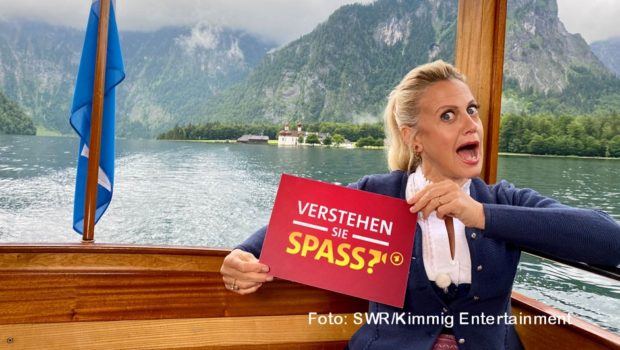Moderatorin Barbara Schöneberger lädt am Samstag zur Sommerausgabe von „Verstehen Sie Spaß?“ im Ersten und im ORF ein. Zu sehen gibt’s Highlight-Videos aus dem vergangenen Jahr sowie Begegnungen mit u.a. Schauspieler Andreas Giebel und Eiskletter-Weltmeisterin Ines Papert. (Foto: SWR/Kimmig Entertainment)