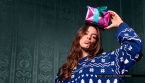 Vor wenigen Wochen präsentierte Vanessa Mai ihre neue Weihnachtssingle „Christmas in this Room“, für den sie sich in ihren Social Media-Kanälen kurzerhand zu Vanessa Dezember umbenannt hat. Am 29. November präsentiert sie den Song beim „Adventsfest der 100.000 Lichter“ im Ersten. Foto © Amazon Music/Viktor Strasse