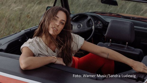 Mit ihrer neuen Single „Himbeerrot (One Kiss)“, die am 6. September als Digitalveröffentlichung und Musikvideo erscheint, wechselt Vanessa Mai zu einem neuen Label. Die Musik der Pop- und Schlagersängerin erscheint künftig bei Warner Music Central Europe. (Foto: Warner Music/Sandra Ludewig)