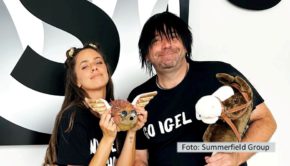 Sängerin Vanessa Mai und Partyschlager-Spezialist Ikke Hüftgold haben sich als Duo für die Single „Igel“ zusammengetan – und das mit Erfolg. Der Spaß-Track gehört derzeit zu den großen Themen auf dem Videoportal TikTok und springt in dessen deutscher Top 50 auf Anhieb auf Platz 2. (Foto: Summerfield Group)