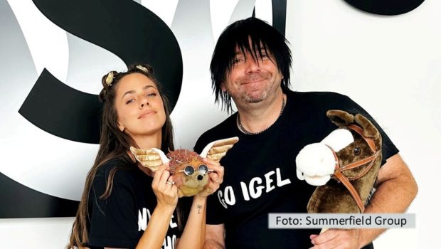 Sängerin Vanessa Mai und Partyschlager-Spezialist Ikke Hüftgold haben sich als Duo für die Single „Igel“ zusammengetan – und das mit Erfolg. Der Spaß-Track gehört derzeit zu den großen Themen auf dem Videoportal TikTok und springt in dessen deutscher Top 50 auf Anhieb auf Platz 2. (Foto: Summerfield Group)