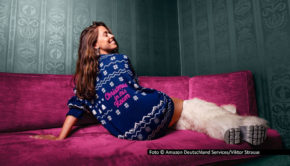 Vanessa Dezember statt Vanessa Mai: Am 12. Dezember stellt die Sängerin ihren Song „Christmas in this Room“ bei der „Sternstunden-Gala“ des BR in den Dienst der guten Sache. Derweil steuert auch die NDR-Aktion „Hand in Hand für Norddeutschland“ auf ihren Höhepunkt zu. Foto © Amazon Deutschland Services/Viktor Strasse